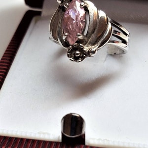 Rosa safirring med födelsesten i oktober 12 mm x 8 mm Rosa markisring signerad 925 i utmärkt skick RINGSTORLEK 6 Vintage bild 3