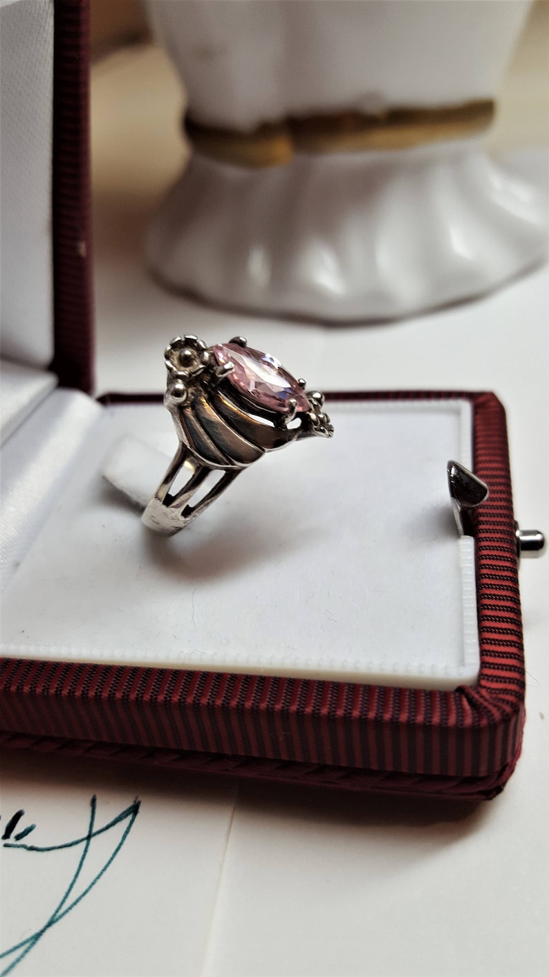 Rosa safirring med födelsesten i oktober 12 mm x 8 mm Rosa markisring signerad 925 i utmärkt skick RINGSTORLEK 6 Vintage bild 1