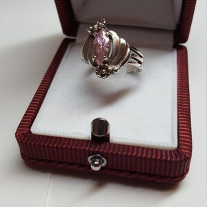 Rosa safirring med födelsesten i oktober 12 mm x 8 mm Rosa markisring signerad 925 i utmärkt skick RINGSTORLEK 6 Vintage bild 2