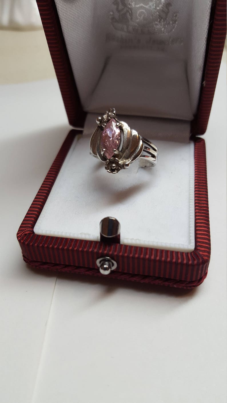 Rosa safirring med födelsesten i oktober 12 mm x 8 mm Rosa markisring signerad 925 i utmärkt skick RINGSTORLEK 6 Vintage bild 2
