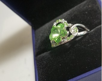 Amazing Swarovski Crystal Green  Design Flower  Ring Size 8  Exquisite Design on Rhodium like Platinum Tarnish free