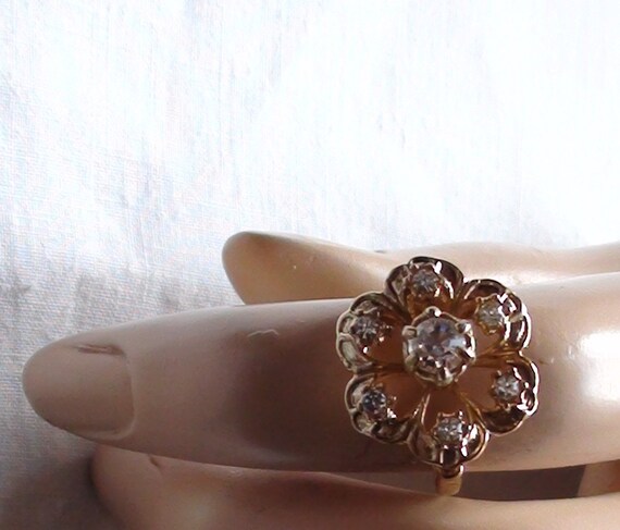 Vintage Cluster Ring 18k  HGE  Exquisite Flower  … - image 4