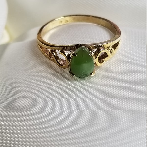 REtro Jade Ring "DELICADEZA"   Prong Small In 18kt Yellow Gold HGE from 1960s Made by Vargas Company