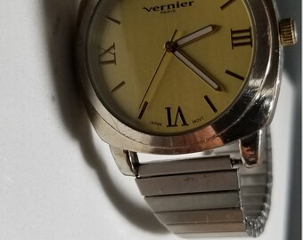 VERNIER Unisex  Watch Quartz Movement Silver Tone Stretchable Bracelet 1 2/8" diam and will fit Medium to Large wrist up to 9 1/2" max