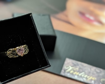 Ring med rosa safir i Cz, Mitt kärleksfulla hjärta, födelsesten i september, 10 mm x 6 mm, 18k guld, hög kvalitet från Covenant RS, gammalt nytt lager