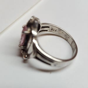 Rosa safirring med födelsesten i oktober 12 mm x 8 mm Rosa markisring signerad 925 i utmärkt skick RINGSTORLEK 6 Vintage bild 4