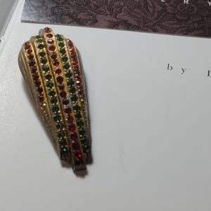 Broche de piel de oveja estilo Art Déco antiguo con cristales rojos y verdes, elegante y chic, firmado T&G
