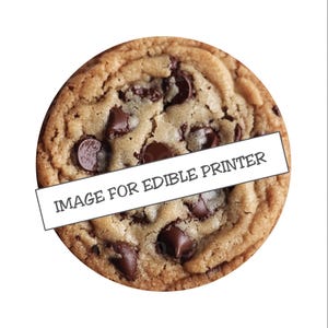 Op de afbeelding: Close-up van een ronde chocolate chip cookie. De cookie heeft een lichtbruin, getextureerd oppervlak met donkere chocolade chips. Een witte rechthoek met de tekst "IMAGE FOR EDIBLE PRINTER" staat onderaan de cookie.