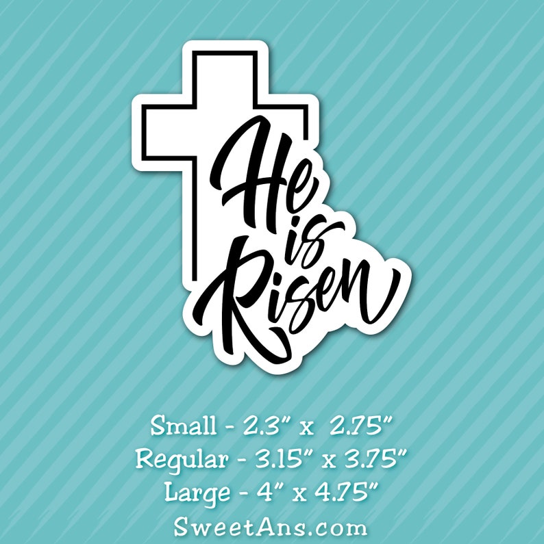 K&ouml;nnte beinhalten: Ein schwarz-wei&szlig;es Grafikdesign eines Kreuzes mit dem Text "He is Risen" in einer stilisierten Schriftart. Die Grafik ist in drei Gr&ouml;&szlig;en erh&auml;ltlich: klein (2,3 Zoll mal 2,75 Zoll), normal (3,15 Zoll mal 3,75 Zoll) und gro&szlig; (4 Zoll mal 4,75 Zoll).