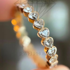 Anel delicado com aro de moissanita em formato de coração e corte eterno | Aliança de casamento empilhável em formato de coração | Presente de aniversário com pedras de coração de 3 mm para ela