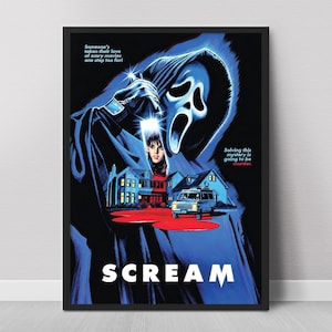 Puede incluir: Un póster de película enmarcado de Scream que muestra una gran figura encapuchada con una máscara blanca, una casa, una furgoneta y salpicaduras de sangre roja. El texto dice: Someone's taken their love of scary movies one step too far! Solving this mystery is going to be murder.