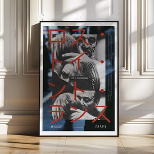 以下が含まれることがあります： 2 人が抱き合っている白黒の写真が描かれた映画「ロスト・イン・トランスレーション」のポスター。ポスターは黒い額縁に入っていて、赤い文字で「ロスト・イン・トランスレーション」と「フォーカス・フィーチャーズ」と書かれている。