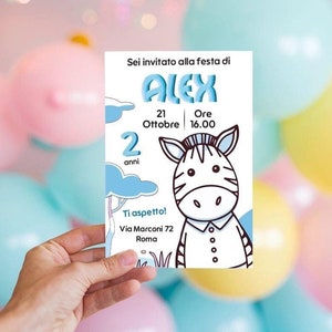 Può includere: Un invito di compleanno blu e bianco con un'illustrazione di zebra. L'invito dice "Sei invitato alla festa di Alex" e include la data "21 Ottobre" e l'ora "Ore 16.00". Dice anche "2 anni" e "Ti aspetto!" con l'indirizzo "Via Marconi 72 Roma".