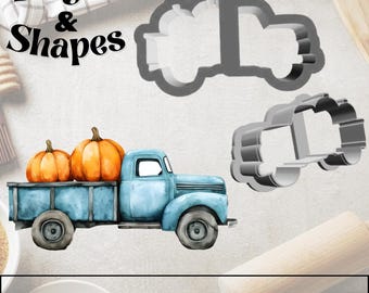 Può includere: Illustrazione ad acquerello di un camion vintage azzurro che trasporta due zucche arancioni. Sono presenti anche due formine per biscotti a forma di camion. Il testo "Sugar & Shapes" e ".STL INSTANT DOWNLOAD" sono visibili.