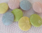 Boutons Vintage de Candy - ann&eacute;es 1940 bois dans des tons doux de l'&eacute;t&eacute;