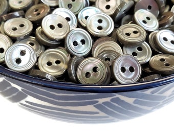 25 pequeños botones vintage de nácar para camisa en gris humo, de los años 50, para coser ropa de bebé, tejer y bodas en la playa.