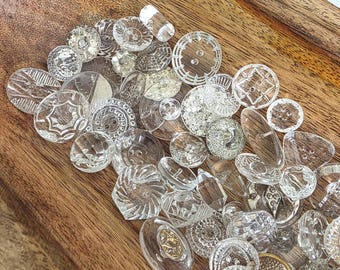 12個のヴィンテージガラスボタン、ビーズ、透明なクリアガラス、様々な