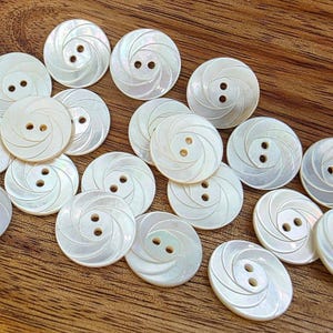 Vintage pärlemorknappar: Snidade virvlar, 19 mm (3/4 tum) naturlig snäcka