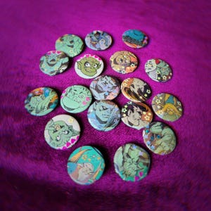 Puede incluir: Una taza de cerámica blanca con un asa negra y el texto "But First, Coffee" en negrita negra. La taza está sobre una superficie de madera. La taza mide aproximadamente 10 cm de alto.