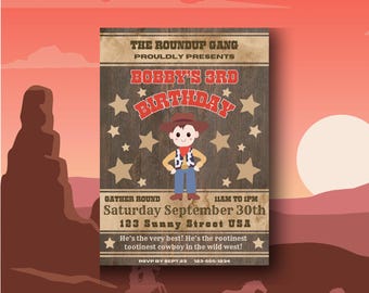 Puede incluir: Una invitación a una fiesta de cumpleaños con temática del oeste con un personaje de vaquero de dibujos animados. La invitación dice "The Roundup Gang Proudly Presents Bobby's 3rd Birthday". La invitación detalla una fiesta el sábado 30 de septiembre de 11 AM a 1 PM en 123 Sunny Street, USA. RSVP antes del 23 de septiembre al 123-555-1234.
