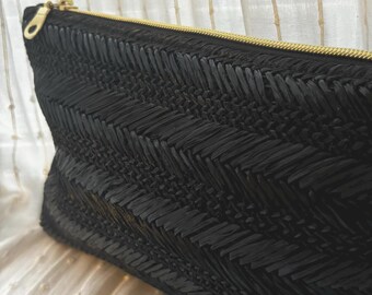 Bolso de mano negro para la noche. Bolso para ocasiones especiales en rafia con cremallera dorada para fiestas.