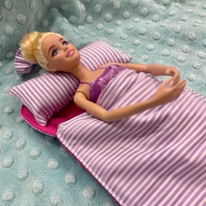 Saco de dormir para muñecas con almohada. Enrollable y portátil. Hecho a mano. Interior de guata.