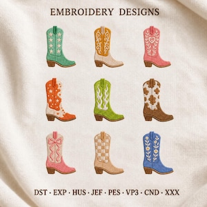Könnte beinhalten: Stickmotive mit neun Cowboystiefeln in verschiedenen Farben und Mustern, darunter Sterne, Flammen, Herzen, Schleifen, Karos und Blumen. Der Text EMBROIDERY DESIGNS steht oben, die Dateiformate DST, EXP, HUS, JEF, PES, VP3, CND und XXX sind unten aufgeführt.