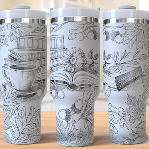 Peut inclure: Trois gobelets en acier inoxydable blancs avec un motif noir et blanc de livres, de feuilles et de glands. Les gobelets ont une poignée et un couvercle.