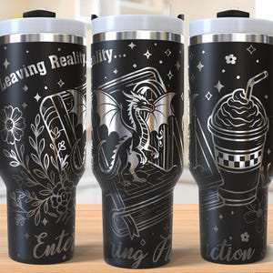 Realität zu verlassen, Fiktion zu betreten 40oz Tumbler Laser Gravur Wrap, Bookish Tumbler Laser svg, 40oz Laser gravierte svg, Lasergravur svg
