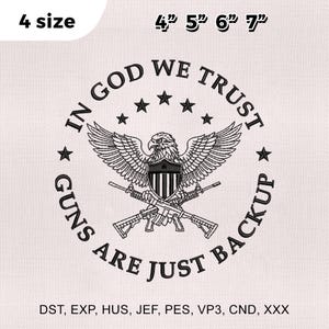 Könnte beinhalten: Gestickter Aufnäher mit dem Text "IN GOD WE TRUST" und "GUNS ARE JUST BACKUP". Das Design zeigt einen Adler mit ausgebreiteten Flügeln, einem Schild und gekreuzten Gewehren. Erhältlich in 4 Größen: 10 cm, 13 cm, 15 cm und 18 cm.