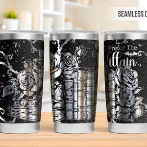 Op de afbeelding: Een roestvrijstalen tumbler met een zwart en zilver ontwerp. Het ontwerp bevat een stapel boeken, rozen en wijnstokken. De tekst "I Prefer The Villain" is op de tumbler gedrukt.