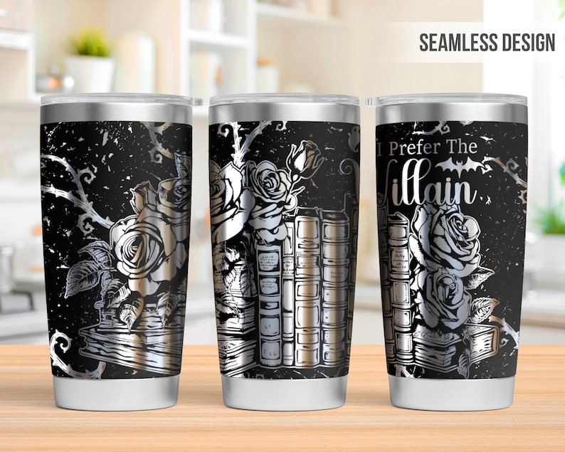 Op de afbeelding: Een roestvrijstalen tumbler met een zwart en zilver ontwerp. Het ontwerp bevat een stapel boeken, rozen en wijnstokken. De tekst "I Prefer The Villain" is op de tumbler gedrukt.