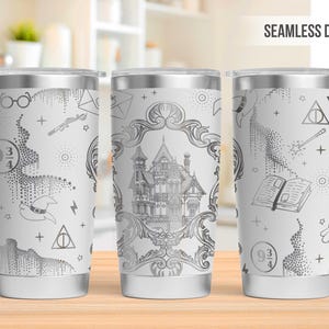 Pode incluir: Três canecas de aço inoxidável com um design contínuo. As canecas apresentam um padrão repetido de ícones do mundo mágico, incluindo óculos, uma varinha, um raio e um castelo. O texto "SEAMLESS DESIGN" está no topo.
