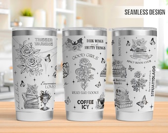 Può includere: Un bicchiere in acciaio inossidabile bianco con un design in bianco e nero con rose, farfalle, libri e testo che recita "Trigger Warning", "Dark Wings and Smutty Things", "Good Girls", "Enemies to Loves", "Read Bad Books", "Coffee Icy", "Books Spicy", "Spicy Book Club", "Book Boyfriend Hoarder", "Buy me books and tell me to STFUATTDLAGG" e "Seamless Design".