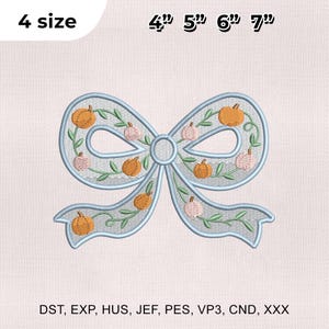 Puede incluir: Un diseño de lazo bordado en azul claro con calabazas naranjas y rosas y vides verdes. El texto "4 size" está en la esquina superior izquierda, y "4", "5", "6" y "7" están encima del lazo. El texto "DST, EXP, HUS, JEF, PES, VP3, CND, XXX" está en la parte inferior.