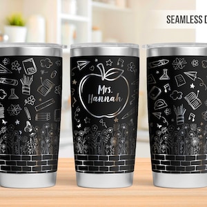 Könnte beinhalten: Schwarzer Edelstahlbecher mit nahtlosem Design mit weißen, schulbezogenen Kritzeleien. Der Becher hat eine Apfelgrafik mit dem Namen "Mrs. Hannah" und ein Ziegelmuster am Boden. Die Worte "Seamless Design" stehen oben.