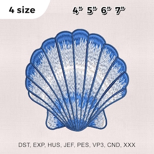 Peut inclure: Un motif de broderie en forme de coquille Saint-Jacques avec des détails en fil bleu et blanc. Le texte 4 size 4" 5" 6" 7" est affiché en haut, et les formats de fichier DST, EXP, HUS, JEF, PES, VP3, CND, XXX sont listés en bas.