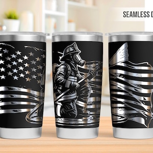 Könnte beinhalten: Drei Edelstahlbecher mit schwarzem Hintergrund und silbernem Design. Das Design zeigt einen Feuerwehrmann, der einen Schlauch vor einer amerikanischen Flagge hält. Der Text "SEAMLESS DESIGN" ist in der oberen rechten Ecke des Bildes sichtbar.