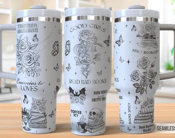 Può includere: Tre bicchieri in acciaio inox bianchi con disegni in bianco e nero. I disegni includono rose, farfalle, libri e testo. Il testo sui bicchieri recita "Trigger Warning Enemies to Loves", "Good Girls Read Bad Books" e "Spicy Book Club".