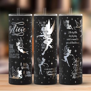 Könnte beinhalten: Drei schwarze und silberne Edelstahlbecher mit inspirierenden Zitaten und Feensilhouetten. Die Zitate lauten: "Glaube", "Denke an glückliche Gedanken", "Alles, was du brauchst, ist Glaube und Vertrauen, Feenstaub", "Schritt für Schritt, Tag für Tag, was für dich bestimmt ist, wird seinen Weg finden", und "Schieße auf den Mond, wenn du verfehlst, landest du unter den Sternen".