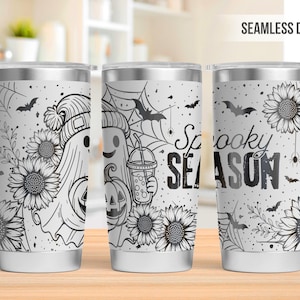 Puede incluir: Un juego de tres vasos de acero inoxidable con un diseño de Halloween. Cada vaso presenta una ilustración en blanco y negro de un fantasma, calabazas, murciélagos, telarañas y girasoles. También se muestra el texto "Spooky Season".