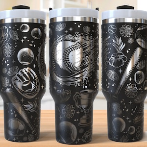 Könnte beinhalten: Drei Edelstahlbecher mit schwarzen Deckeln und Griffen. Jeder Becher zeigt ein anderes Baseball-Design mit silberfarbenen Grafiken. Die Designs beinhalten einen Baseball, einen Schläger, einen Handschuh und Blumen.