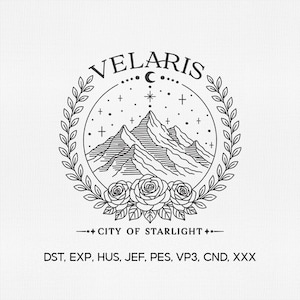 Puede incluir: Un diseño circular en blanco y negro con la palabra "VELARIS" sobre una cordillera, una luna creciente, estrellas y rosas. El texto "CITY OF STARLIGHT" está debajo, rodeado por una corona de laurel.