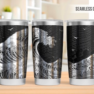 Könnte beinhalten: Drei Edelstahlbecher mit einem schwarzen und silbernen Design einer japanischen Welle. Das Design ist nahtlos und umläuft den gesamten Becher.