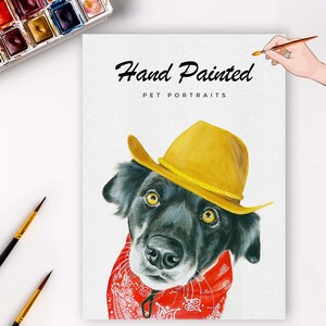 Könnte beinhalten: Handgemaltes Porträt eines schwarzen Hundes, der einen gelben Cowboyhut und ein rotes Bandana mit weißem Paisley-Muster trägt. Der Text "Hand Painted Pet Portraits" befindet sich oben im Bild.