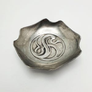 WMF アールヌーボー ピューター皿 – 1900年頃の小さなアンティークトレイ – ドイツ製ピューター製テーブル装飾