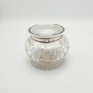 Maravilloso tarro antiguo de cristal tallado con tapa de plata - 1919 • Tarro de tocador vintage • Tarro de baratijas con tapa de plata
