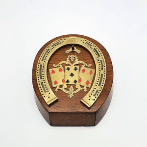 Magnífico tablero de cribbage victoriano de roble y latón. Juego antiguo de c.1890. Tablero decorativo de madera.
