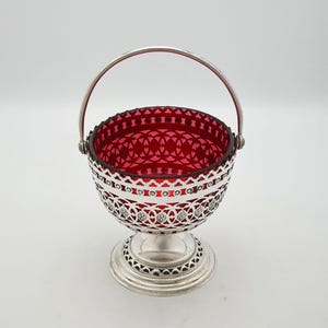 アンティーク エドワード朝様式 銀メッキ 透かし彫りバスケット ルビーガラスライナー付き – 1905年頃
