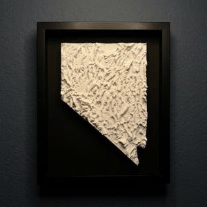 Mapa Nevady 3D, grafika ścienna: Topografia w czarnej drewnianej ramie